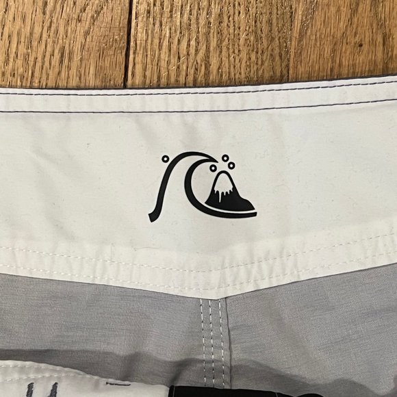 Men's Quiksilver Board Shorts  |  SIZE 33  |  Great Condition - Side Pockets - Picture 5 of 9